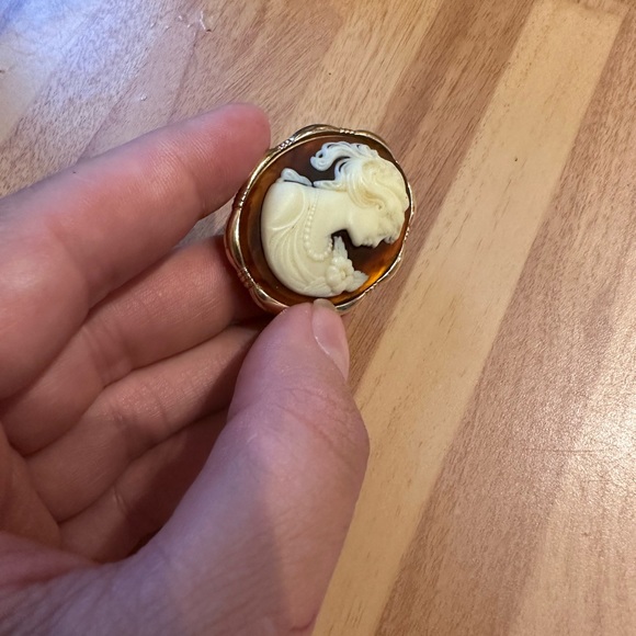 Cameo Vintage 70s Scarf brooch on faux shell gold tone frame - Picture 2 of 6